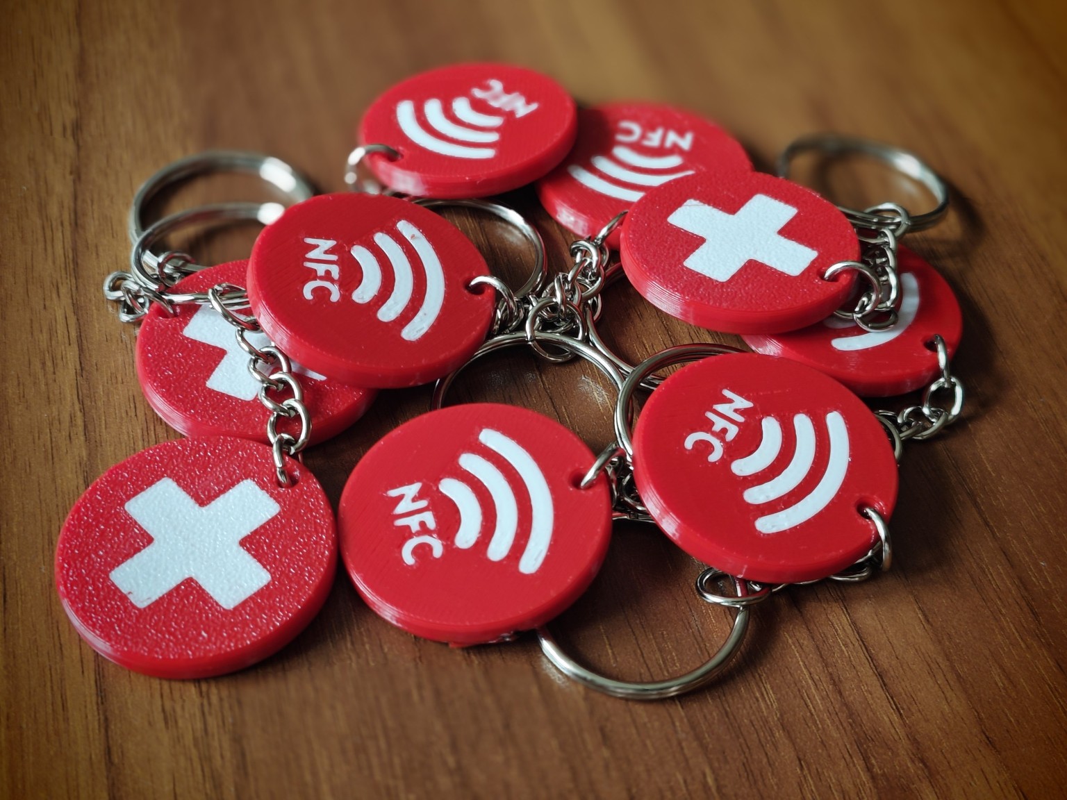 Красные медицинские NFC-брелки RescueTag с белым крестом и символом NFC